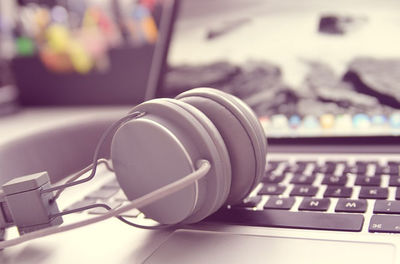headphones-338492_960_720tibi.jpg